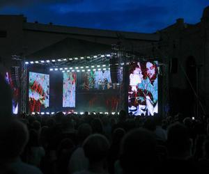 Koncert Brodki w Parku Wolności przy Muzeum Powstania Warszawskiego