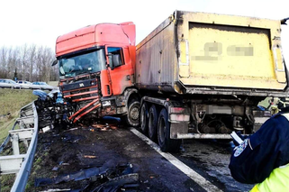 Wypadek na DK 8. Ciężarówka zderzyła się z osobówką. Dwie osoby w szpitalu
