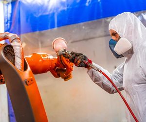 Malowanie hal przemysłowych z użyciem farby przemysłowej