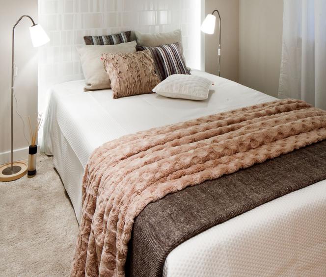 Mała sypialnia: jasne kolory tkanin