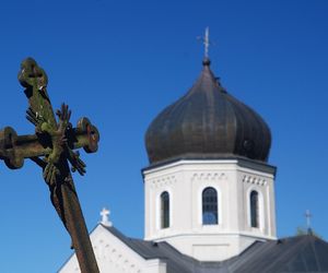 To dawna wieś królewska w Małopolsce. W pobliżu cerkwi wydobywano ropę naftową