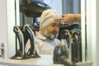 Karol Karski w salonie urody