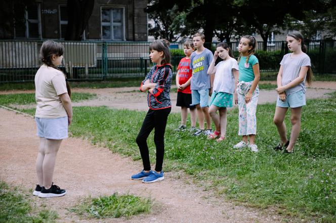 Na Wspólnej, odcinek 3344: Mela (Alicja Warchocka), uczennice szkoły Zimińskiej
