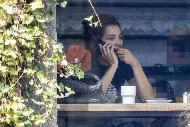 Małgorzata Socha stroi miny przy bajglu