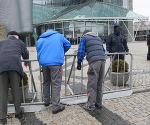 Siedziba TVP jak twierdza. Ustawiają barierki, szykują się na protesty