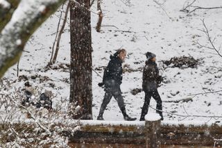 Donald Tusk na sankach z wnuczkami