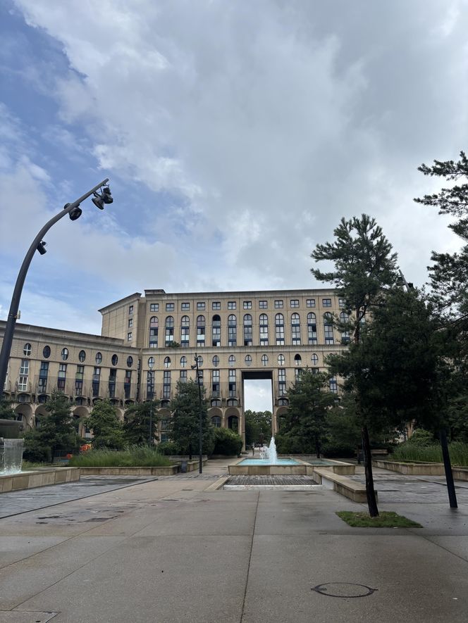 Picasso's Arenas. Budynek mieszkalny położony w Noisy-le-Grand pod Paryżem