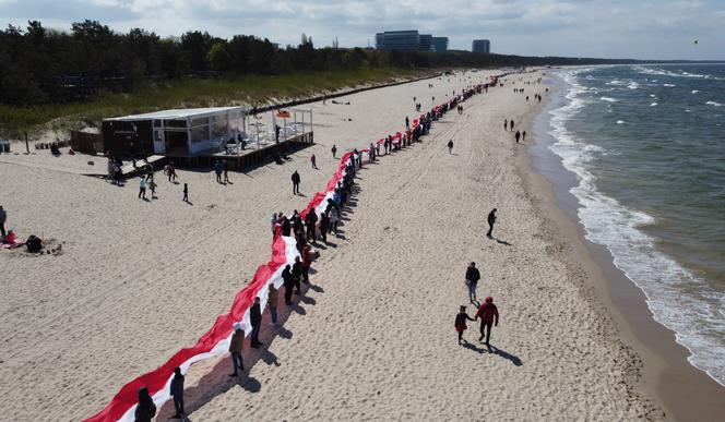 Najdłuższa flaga narodowa w Polsce mierzy ponad 2 km 700 metrów. To nowy rekord Polski!