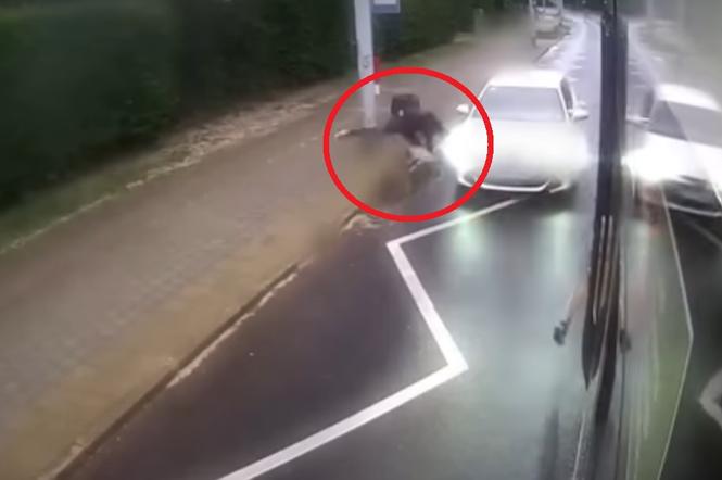 Wypadek w Gdańsku. Toyota potrąciła mężczyznę wysiadającego z tramwaju