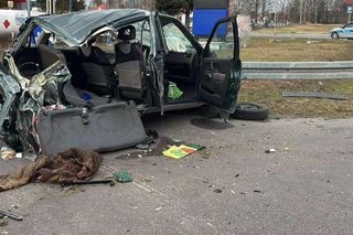 Kraksa kilku aut. 69-latek z dużą prędkością wyprzedzał sznur samochodów. Zdemolował bariery