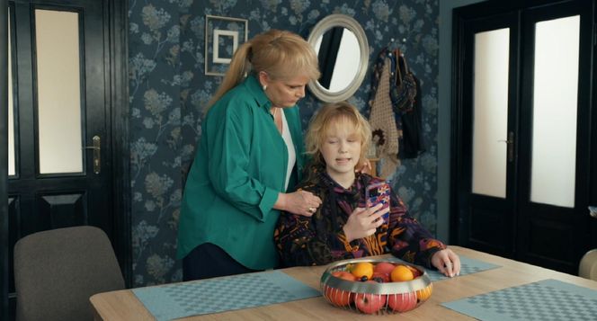 	Barwy szczęścia ostatni odcinek 3202 finał sezonu. Emilka (Jessica Frankiewicz), Małgorzata (Adrianna Biedrzyńska)