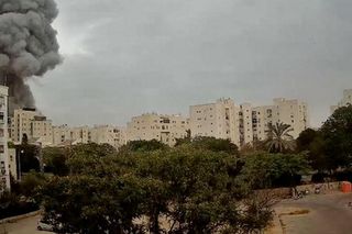 Wielki atak na Izrael! Na zdjęciach widać, jak rakieta trafia w blok