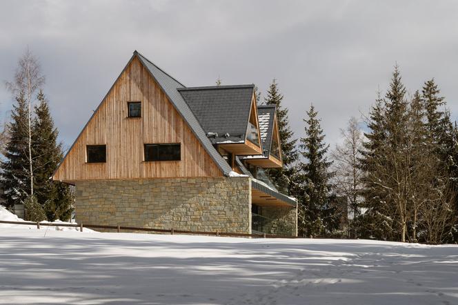 Shelter House w Kościelisku: dom w duchu tatrzańskiego schroniska