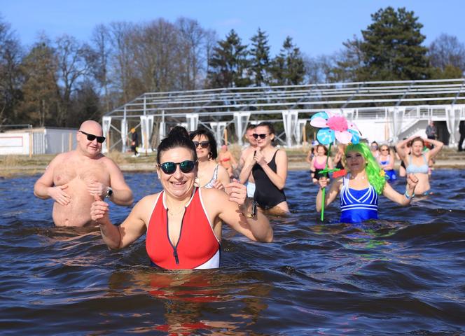 Dla nich jest już lato! Lubelskie morsy wskoczyły do wody