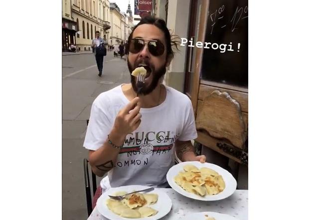 Jared Leto przed koncertem spaceruje po Krakowie i zajada się pierogami