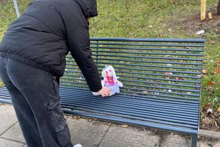 Na olsztyńskich ulicach pojawiły się „poobijane” misie. O co chodzi?