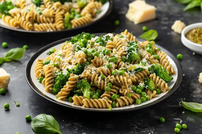 Sałatka makaronowa z brokułem – super prosta, super szybka i pełna smaku