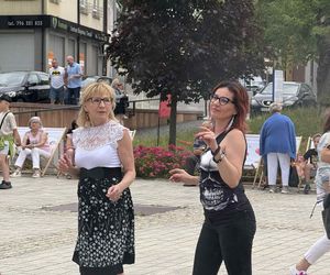 Starachowickie potańcówki na Rynku. Międzypokoleniowa zabawa pełna radości! Zobacz niezapomniane zdjęcia