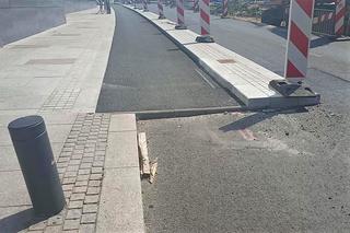 Urwana droga dla rowerów na al. Wyzwolenia