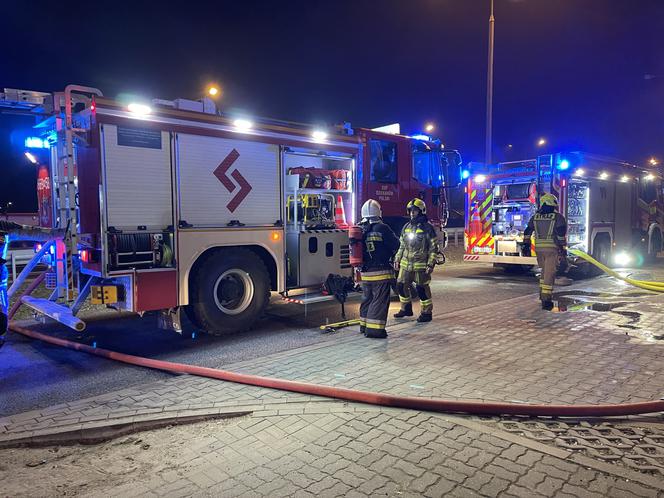 Płonął warsztat samochodowy w sąsiedztwie budynku rodzinnego. Doszczętnie spaliło się jedno auto 