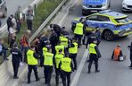 Ostatnie Pokolenie znowu to zrobiło! Przykleili się do asfaltu na trasie S8