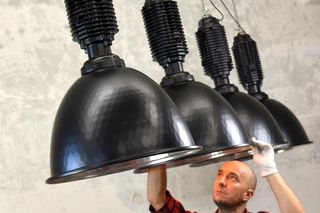 Lampy z duszą - oświetlają muzea i mieszkania. To prawdziwe industrialne perełki, które dostają tu drugie życie