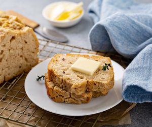 Nie czekaj aż wyrośnie ciasto drożdżowe. Przygotuj chlebek z tego przepisu