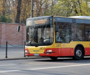 Wszystkich Świętych 2024. Jak dojechać na cmentarze? Na ulice Warszawy ruszają specjalne linie