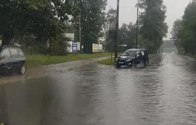 Burza w Białymstoku [30.08-31.08] Ulice jak rzeki. Auta gubiły tablice rejestracyjne [ZDJĘCIA, WIDEO]