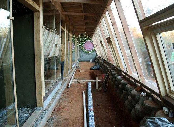 "Living machine" - Earthship samowystarczalny dom ekologiczny z odpadów 