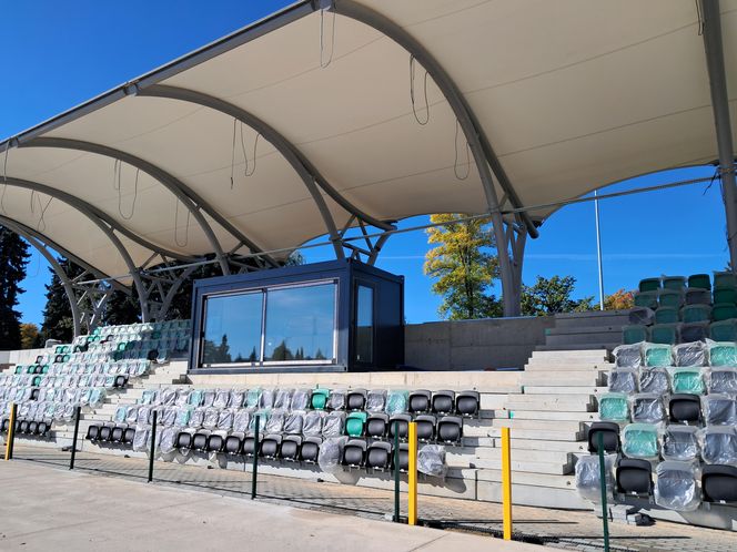 Budowa stadionu w Starachowicach. Na murawie już zielono