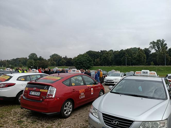 Tak wyglądał protest taksówkarzy w Warszawie. Boją się o swoje wypłaty!