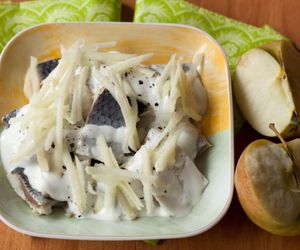 Śledzie pod jabłkowo-jogurtową pierzynką: smaczne danie na codzień i od święta