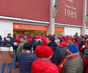 Legia vs. Widzew. Na stadionie w Łodzi zbierają się kibice