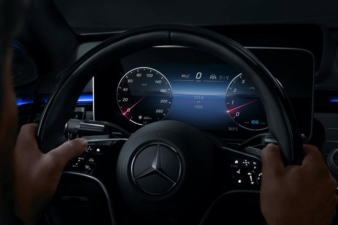 (2021) Nowy Mercedes-Benz Klasy S i jego nowoczesne wnętrze