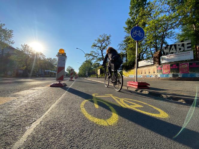 Zaaranżowana na czas pandemii tymczasowa ścieżka rowerowa w Berlinie