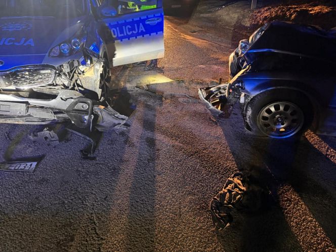 Zniszczone radiowozy po pościgu Wierzbna