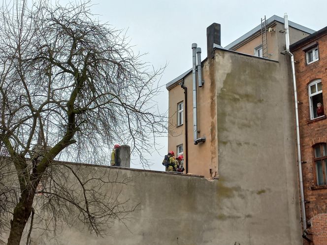 Pożar w kamienicy w Lesznie. Strażacy wynosili sadzę z komina wiadrami 