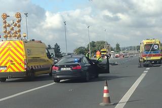 Wypadek na bramkach na krakowskich Balicach. Auto kilkukrotnie dachowało