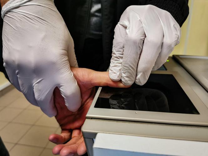 Walka o fileta z kurczaka w jednym ze sklepów. Złodziej kontra ochroniarz [ZDJĘCIA]
