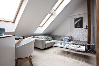 Aranżacja salonu z uwzględnieniem skosów