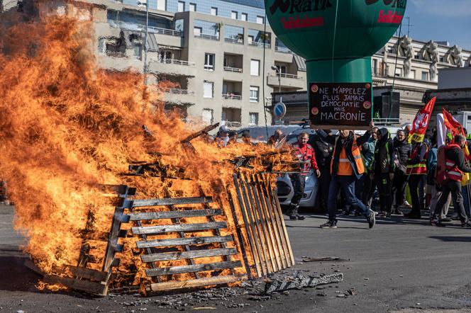 Demonstracja przeciwko reformie emerytalnej w Paryżu