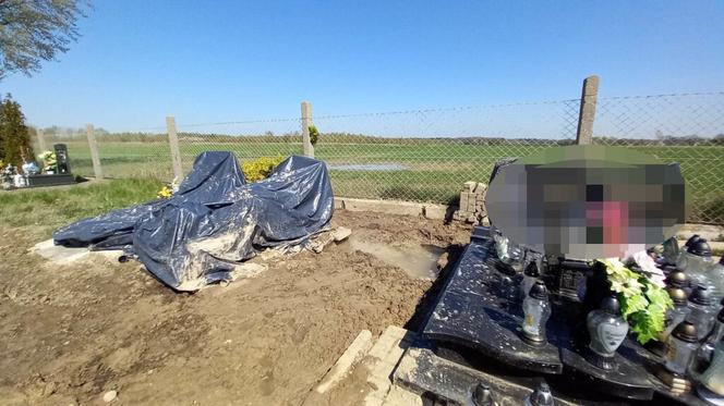 Koparka uszkodziła trumnę. Do środka dostało się błoto, a ciało wystawało na zewnątrz