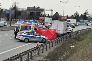 Tragiczna śmierć na S8 w Warszawie! Kierowca seata uderzył w dwa auta i wylądował na barierkach