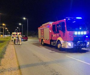 Czołowe zderzenie motocyklisty i osobówki. Ranny mężczyzna w szpitalu