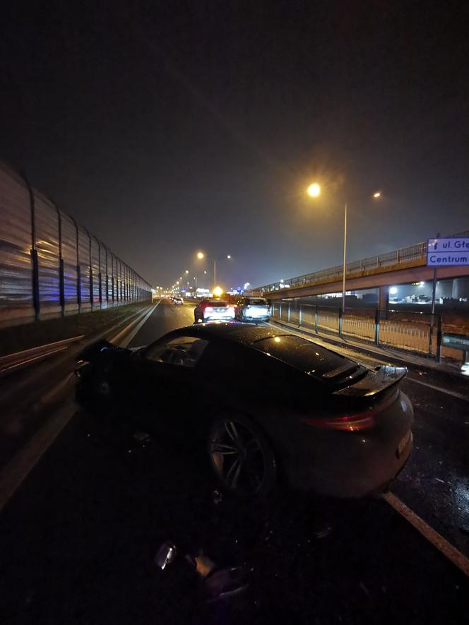 Wypadek na Trasie Toruńskiej. Porsche 911 rozbite