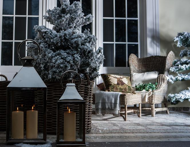 Lampiony i poduszki świąteczną dekoracją salonu