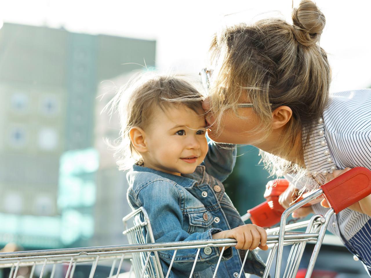 Nie kupię ci zabawki, bo sklepy są zamknięte... Kiedy wolno okłamywać dzieci w dobrej wierze?