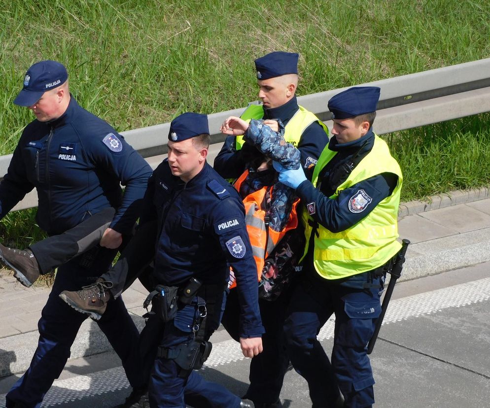 Ostatnie Pokolenie znowu to zrobiło! Przykleili się do asfaltu na trasie S8