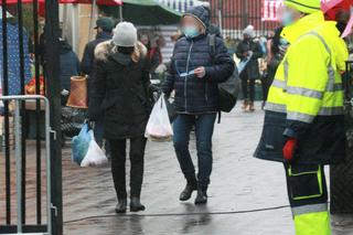 Donal Tusk z wnuczką na spacerze, a żona Małgorzata na zakupach 